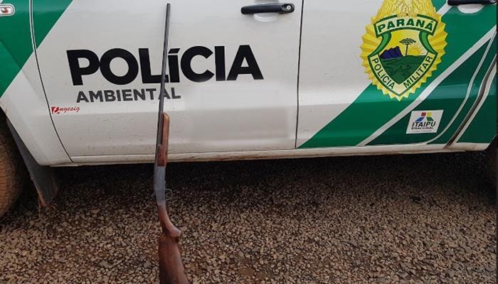 Laranjeiras - Policia Ambiental estoura serralheria clandestina no Água Verde, e prende arma e madeiras nativas