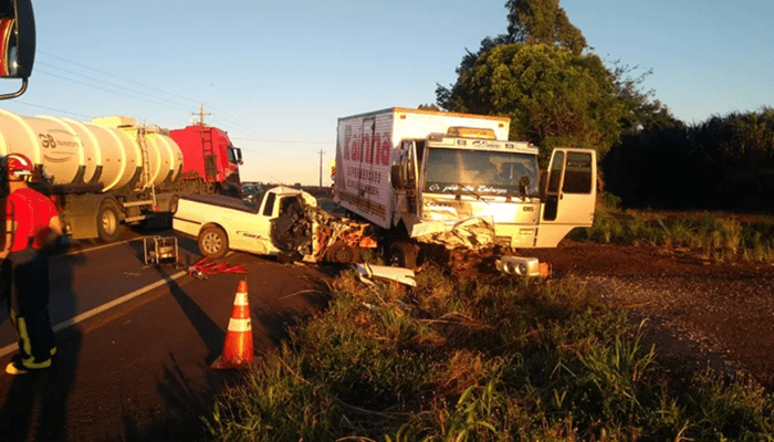 Acidente entre carro e caminhão na BR-163 deixa dois mortos