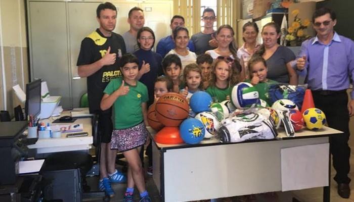 Campo Bonito - Prefeito Toninho entrega Kit Esportivo na Escola do Campo Santo Antonio