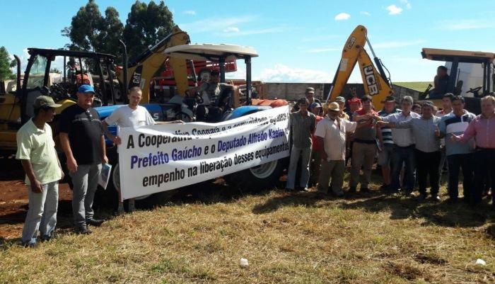 Rio Bonito - No Arapongas, Governo Municipal repassa maquinários para a Coopaia