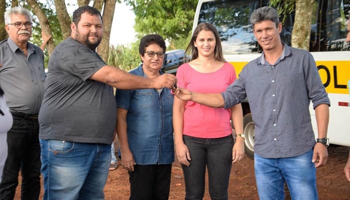 Catanduvas - Prefeito Moises inaugura reforma da escola Frei Henrique e entrega Micro Ônibus novo