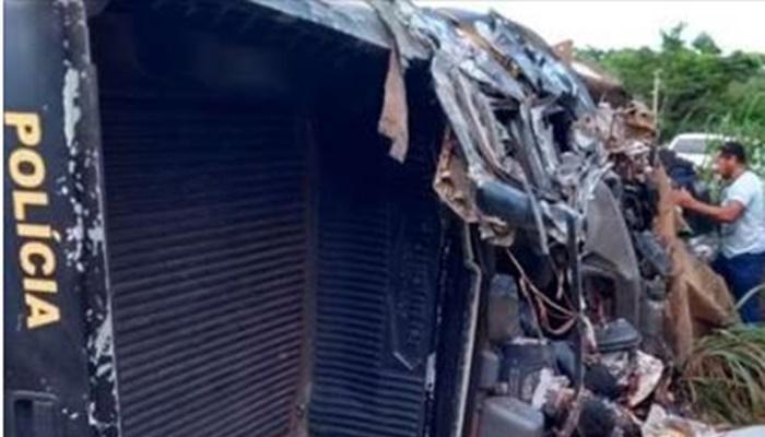 Quatro policiais morrem em acidente envolvendo motorista paranaense