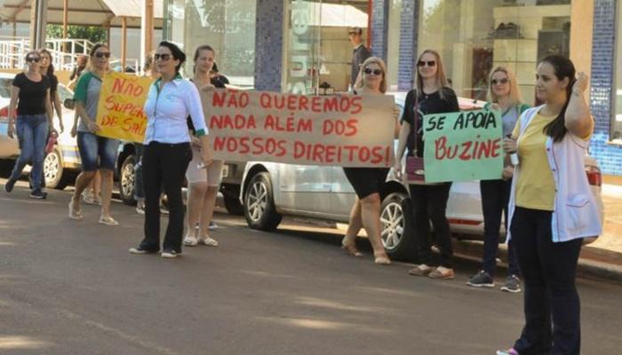Quedas - Professores municipais fazem manifestação para pedir reposição salarial
