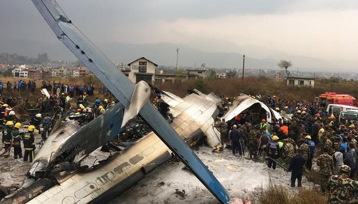 Avião cai em aeroporto do Nepal e deixa mortos