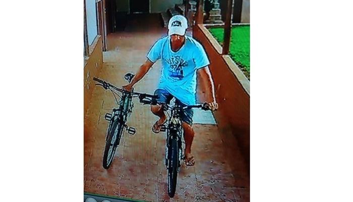 Laranjeiras - Câmeras flagram momento em que bicicleta é furtada no Colégio Laranjeiras