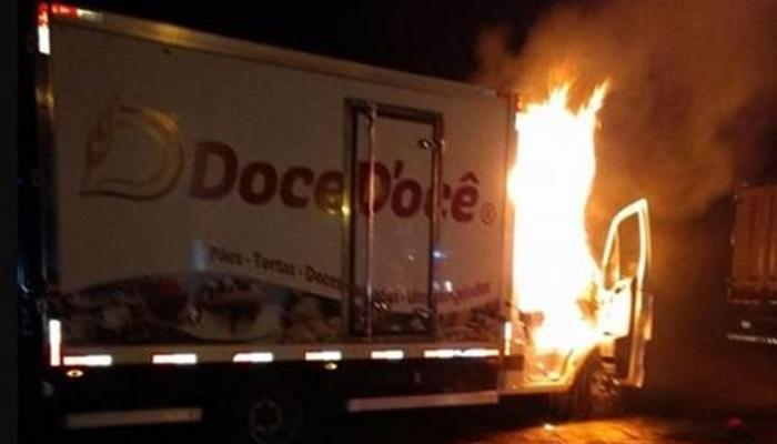 Candói - Caminhão da empresa Doce Docê pega fogo