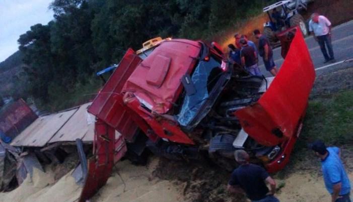 Reserva do Iguaçu - Caminhão se envolve em acidente neste sábado dia 24