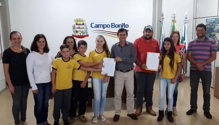 Campo Bonito - Prefeito Toninho recebe em gabinete professores e alunos da Escola Nossa Senhora Salete