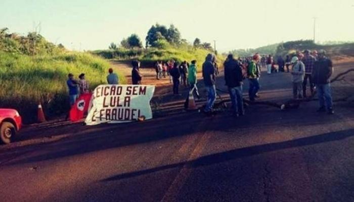 Prisão de Lula: integrantes do MST bloqueiam rodovias no Paraná