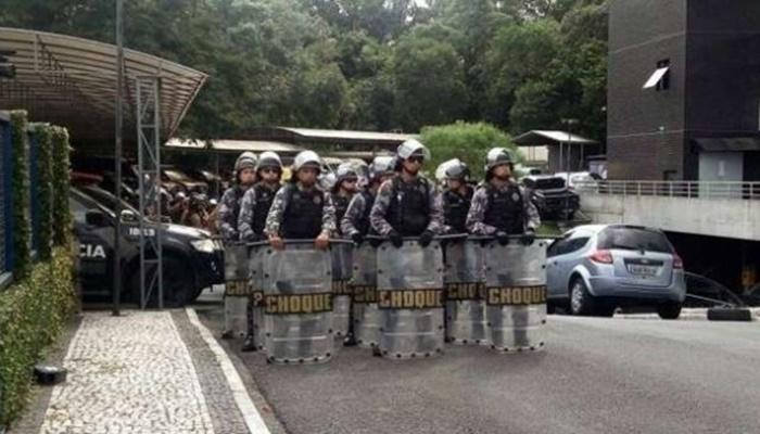 PM reforça segurança na sede da Polícia Federal, em Curitiba