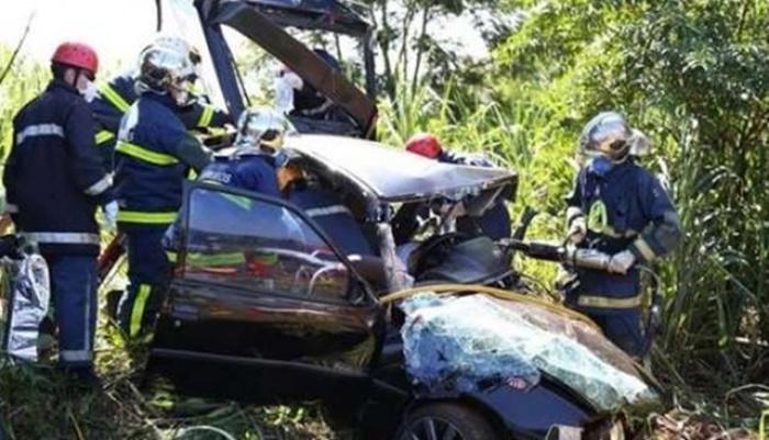 Batida entre dois carros deixa um morto e quatro feridos na PR 551