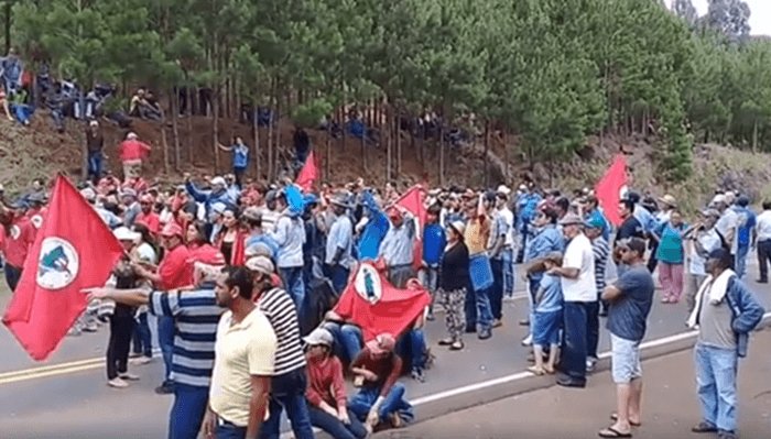 Pinhão - Posseiros, quilombolas e integrantes do MST fazem protesto
