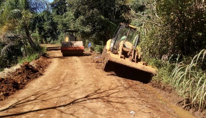 Rio Bonito - Máquinas da Prefeitura estão adequando estradas nas comunidades Irmã Dulce, Quatro Encruzo, Vila Velha e Centro Novo