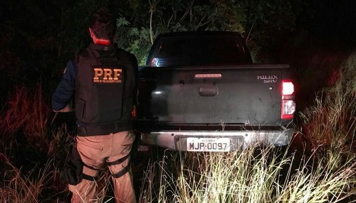 PRF recupera veículo furtado e dois são presos