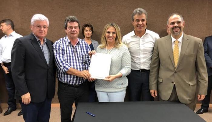 Rio Bonito - Prefeito Ademir Fagundes recebe da governadora emenda do deputado Artagão de R$ 100 mil para aquisição de veículos