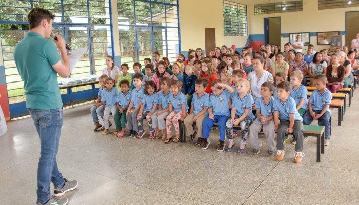 Catanduvas - Prefeito Moisés entrega novo kit de uniforme escolar