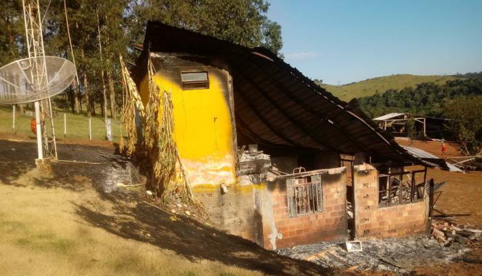 Rio Bonito - Casas em propriedade de ex-secretário morto foram incendiadas nesta segunda