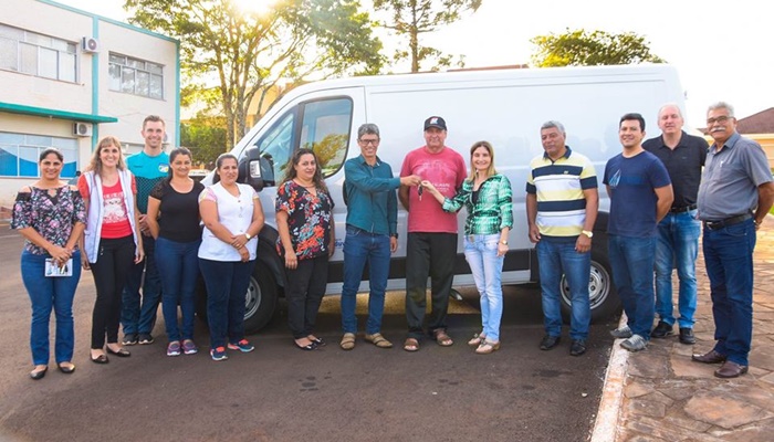 Catanduvas - Educação do Município adquire veículo novo para transporte de alimentação escolar
