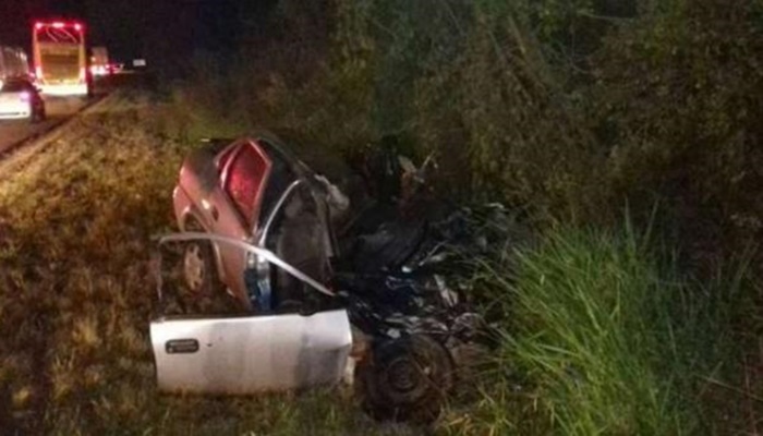 Acidente entre carro e caminhão deixa jovem morto na BR 277