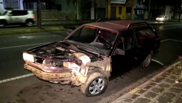 Homem é preso por embriaguez após bater carro contra poste