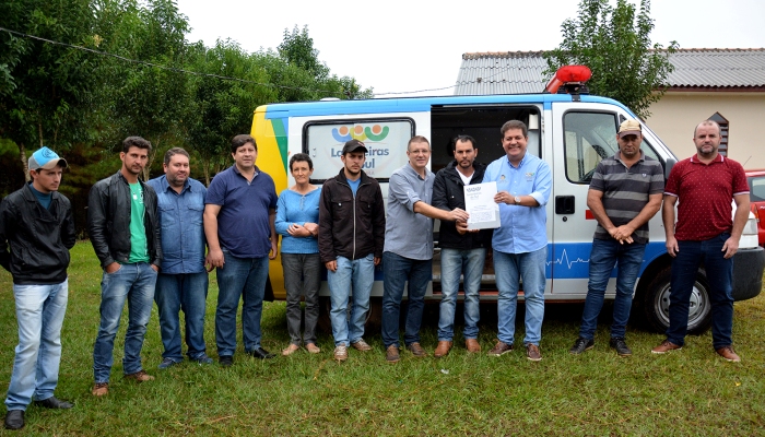 Laranjeiras - Prefeitura entrega ambulância para Associação do Rio do Tigre