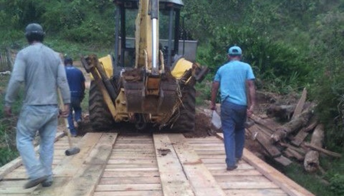 Pinhão - Secretaria de Infraestrutura e Viação instala nova Ponte no Bairro Mazurechem