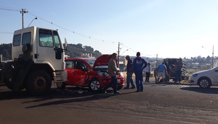 Laranjeiras - Colisão entre carro e caminhão deixa um idoso ferido na Santos Dumont