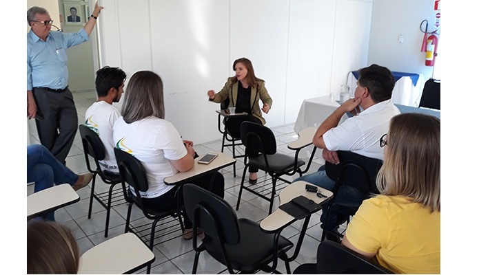 Laranjeiras - Deputada Leandre participa de encontro na Acils