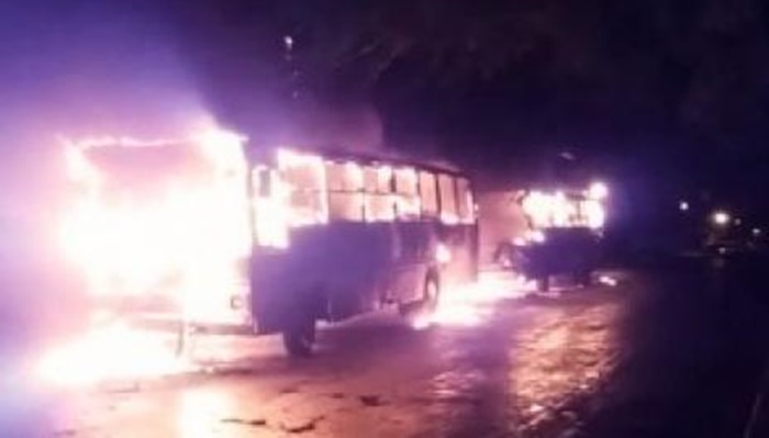 Ônibus são destruídos em incêndio, após raio atingir rede elétrica