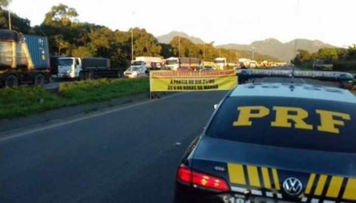 Caminhoneiros bloqueiam rodovias do Paraná