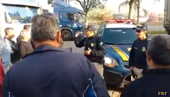 Policial rodoviário federal explica a caminhoneiros a ação de hoje nos locais de manifestação