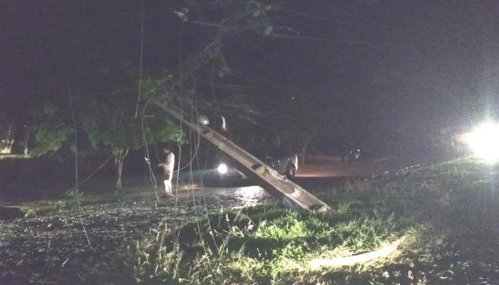 Laranjeiras - Caminhão colide com postes e causa apagões na cidade