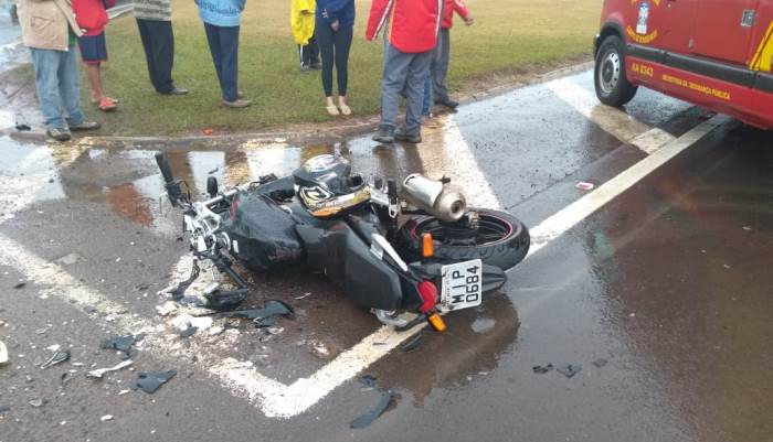 Laranjeiras - Colisão entre moto e Hilux é registrada na BR-277, em frente ao atacadão