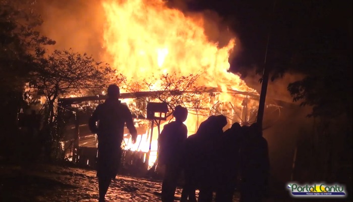 Laranjeiras - Incêndio atinge residência e deixa uma vítima no Presidente Vargas. Veja o vídeo