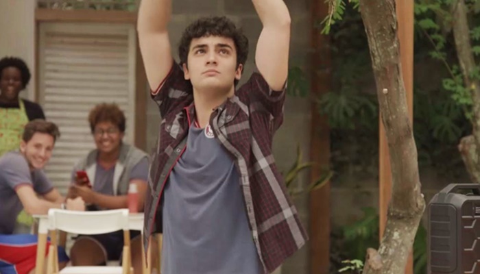 'Malhação': Kavaco dança no pátio e surpreende os amigos!