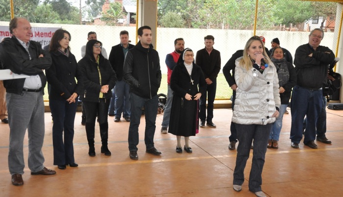 Quedas - Governadora visita escola no Assentamento