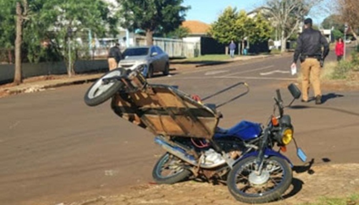 Laranjeiras - Acidente entre carro e moto deixa uma pessoa ferida 