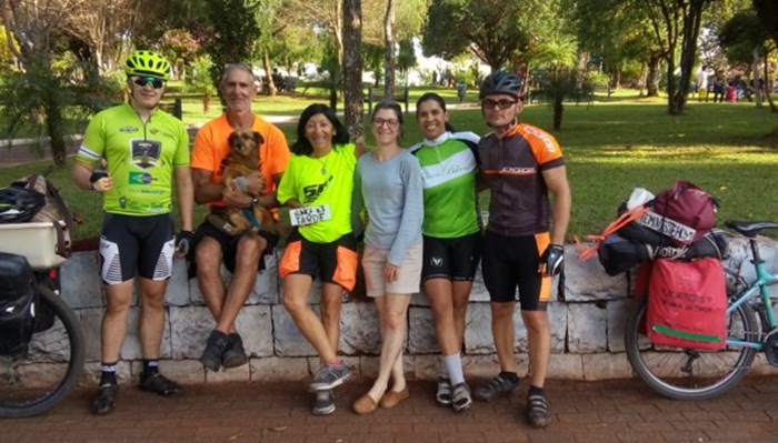 Quedas - Casal aventureiro é recebido por ciclistas