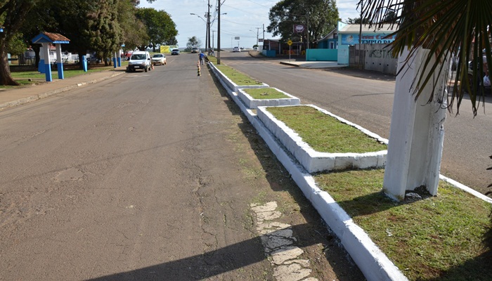 Pinhão - Pintura dos Canteiros Centrais da Avenida apresentam embelezamento no Urbanismo da cidade