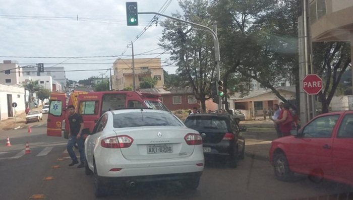 Laranjeiras - Colisão entre carro e moto é registrado no cruzamento da Santos Dumont com Diogo Pinto