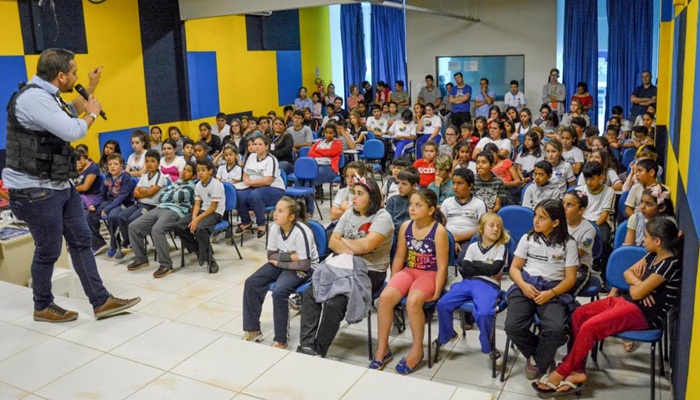 Laranjeiras - Palestra com delegado, orienta crianças e adolescentes sobre ato infraciona e drogas