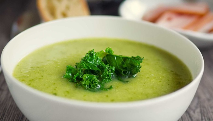 Aprenda a fazer uma sopa detox verde para se aquecer sem sair da dieta