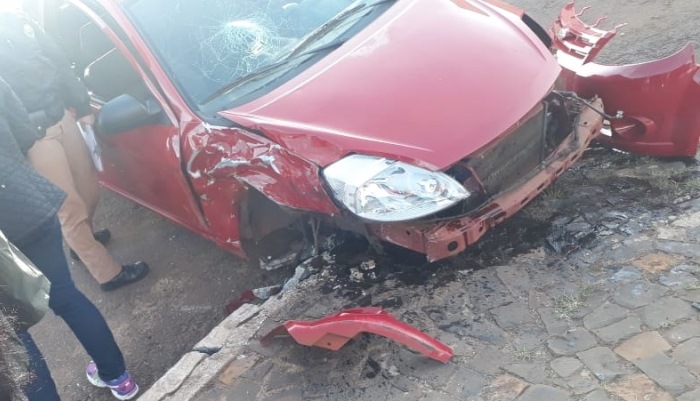 Laranjeiras - Roda de veículo é arrancada durante acidente grave no centro
