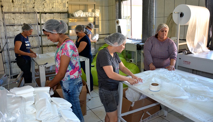 Laranjeiras - Fraldas pediátricas e geriátricas fabricadas pela Secretaria de Assistência Social beneficiam famílias