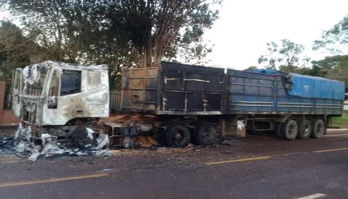 Ibema - Bombeiros combatem incêndio em caminhão