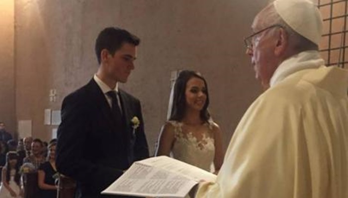 Papa preside casamento surpresa de brasileira em Roma