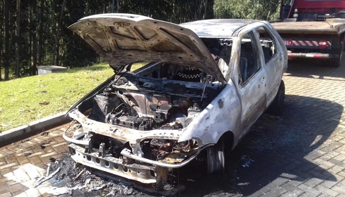 Laranjeiras - Carro pega fogo na rua que da acesso a UFFS