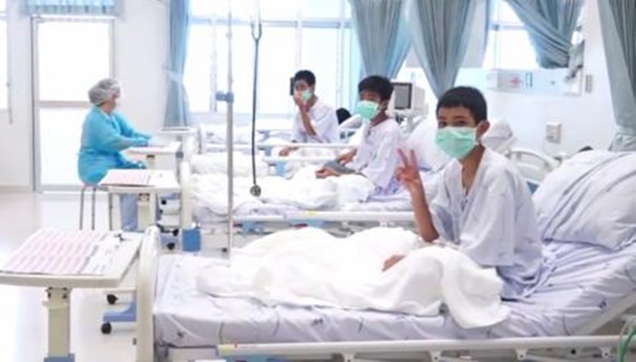 Após oito dias, meninos e técnico recebem alta de hospital na Tailândia