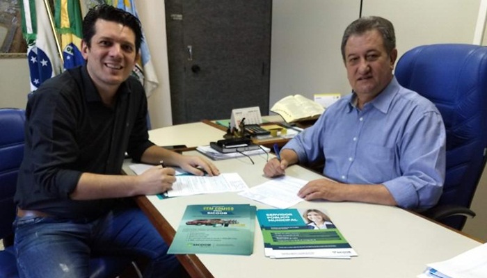 Nova Laranjeiras - Prefeitura firma convenio de credito consignado com SICOOB