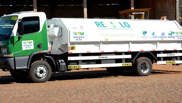 Laranjeiras - Prefeito entrega caminhão para coleta seletiva do lixo